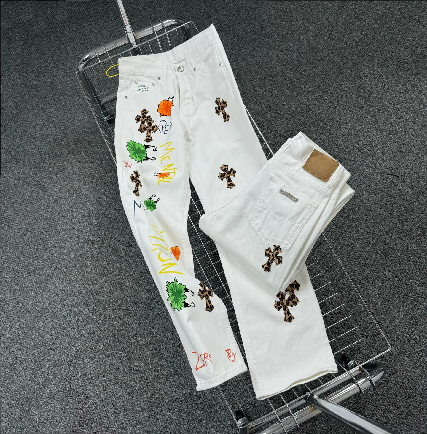 P240 Style No.: H839 Chrome Hearts & Chrome Hearts High-end Chrome hearts white little monster cross patchwork leather jeans, the same style as the trendy uncle. Original hardware accessories, washed and other elevators, QR code analysis are all purchased from the original factory, high degree of restoration, you are welcome to compare with a certain product ~ Three-dimensional version Loose and comfortable, not picky about the figure, taller and slimmer, factory Seiko, original quality control, same style for men and women, can be matched with couples, versatile recommendation, must-have jeans for all seasons, fashionable people have been disappointed From the quality selection of fabrics, the tailoring of details, and the matching of patterns, everything is impeccable! The upper body is so handsome when worn...it can be easily worn by men, women and children! The craftsmanship is made of heavy-duty washed pure cotton denim fabric. After washing, it is soft and thick and looks very stylish when worn. Size: 28, 30, 32, 34 Color: white